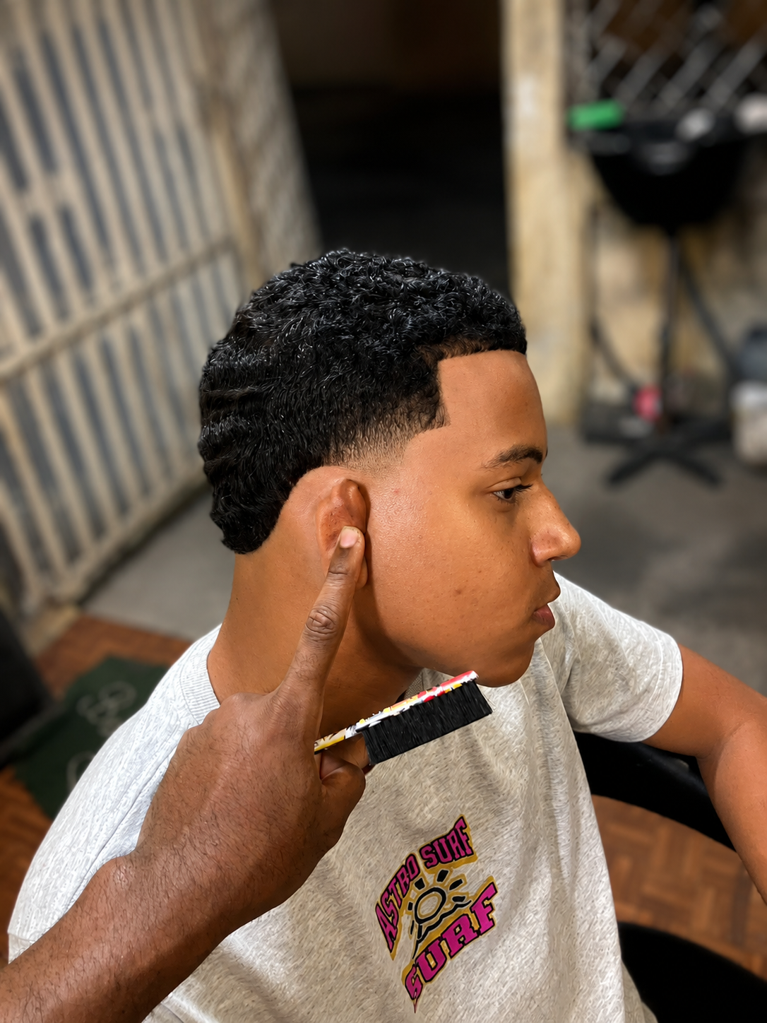 Corte com waves e degradê alinhado na Alves do Corte