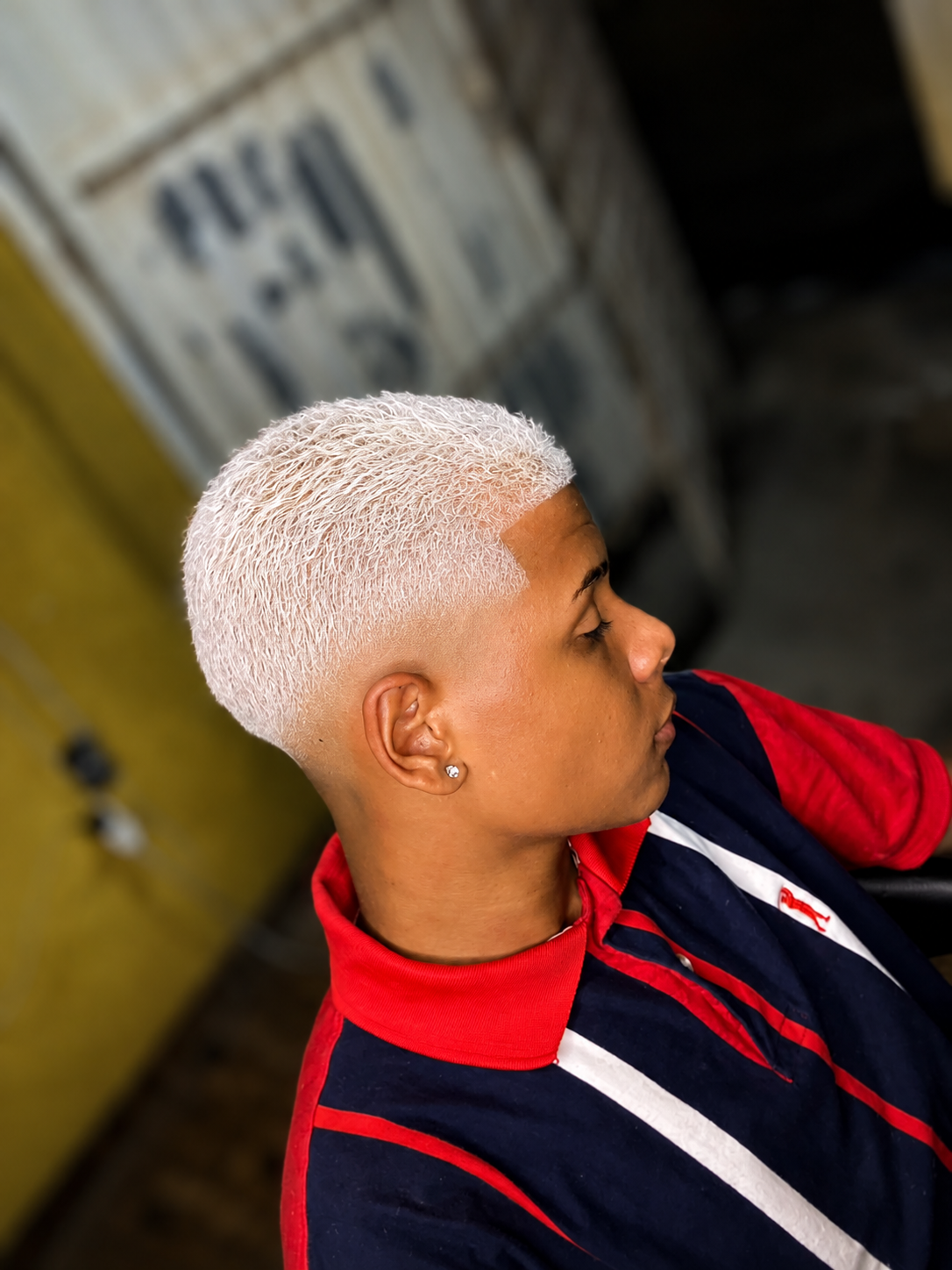 Platinado com degradê baixo feito na Alves do Corte