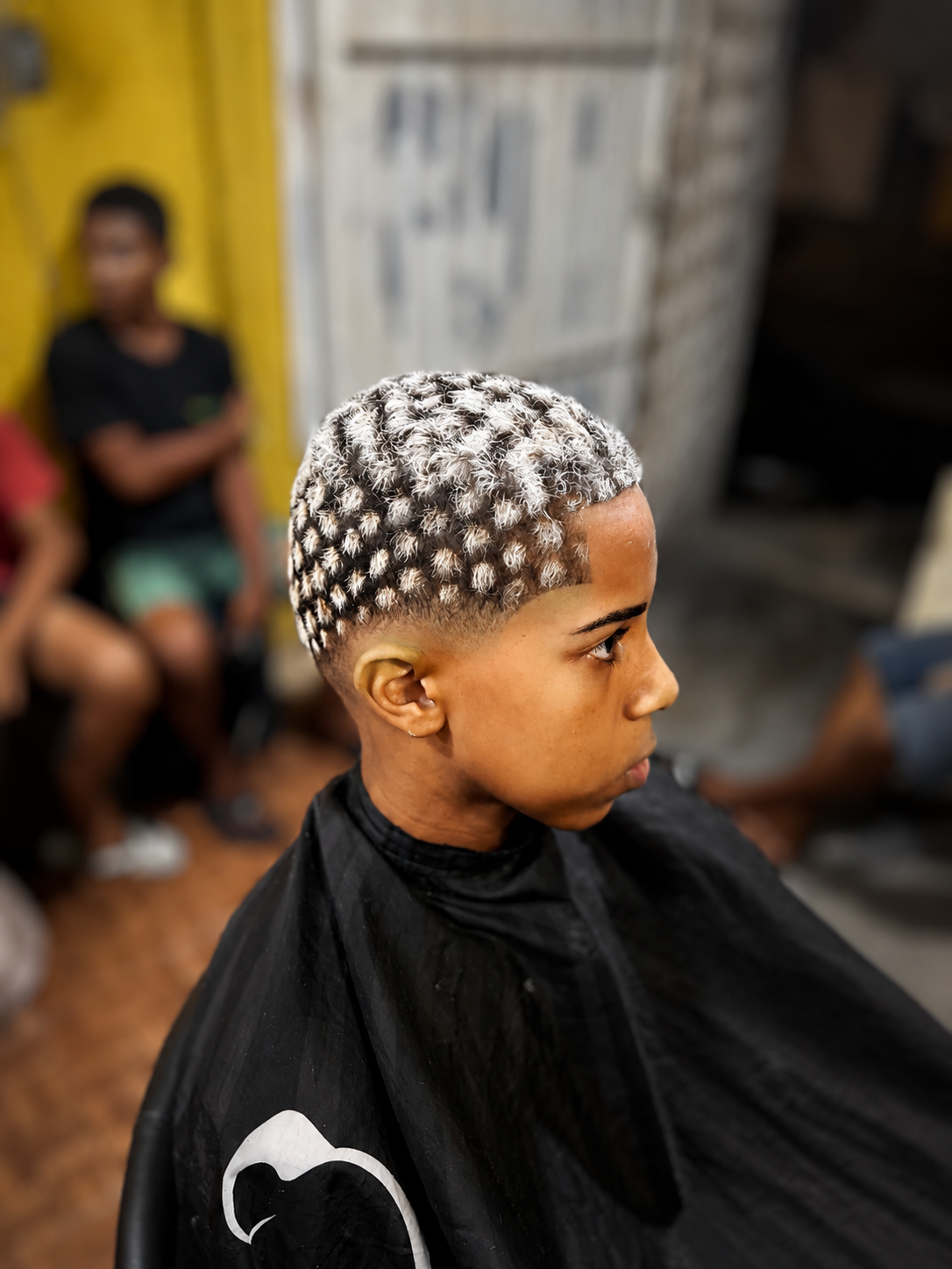 Nós africanos platinados com degradê na Alves do Corte